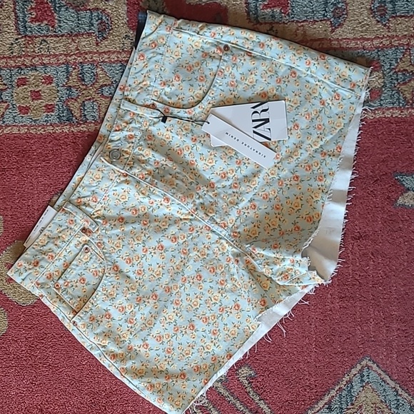 NWT ZARA FLOWER PRINT SHORTS - Picture 2 of 6